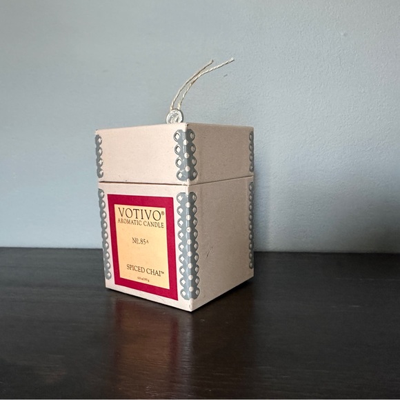 Votivo Spiced Chai Aromatic Candle NWT - Picture 2 of 5